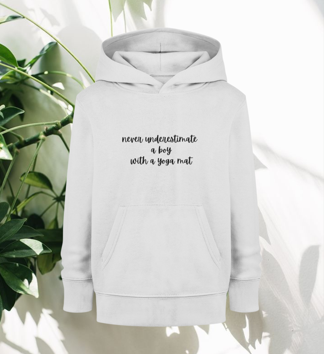 boy with a yoga mat l kinder yoga hoodie l bio pullover hellgrau l ausgefallene yoga kleidung l nachhaltige yoga mode l fair fashion online shop