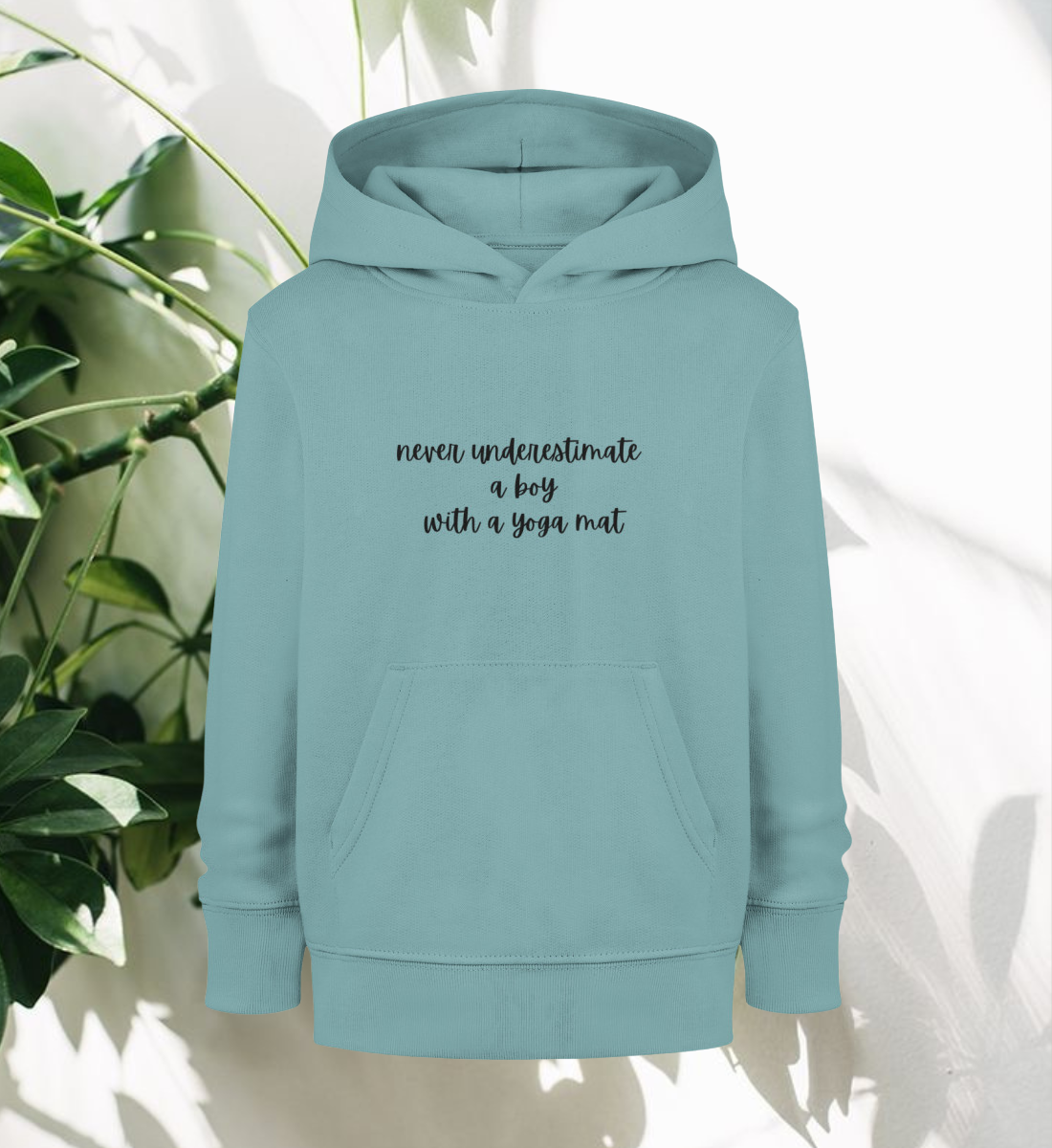 boy with a yoga mat l kinder yoga hoodie l bio pullover türkis l ausgefallene yoga kleidung l nachhaltige yoga mode l fair fashion online shop