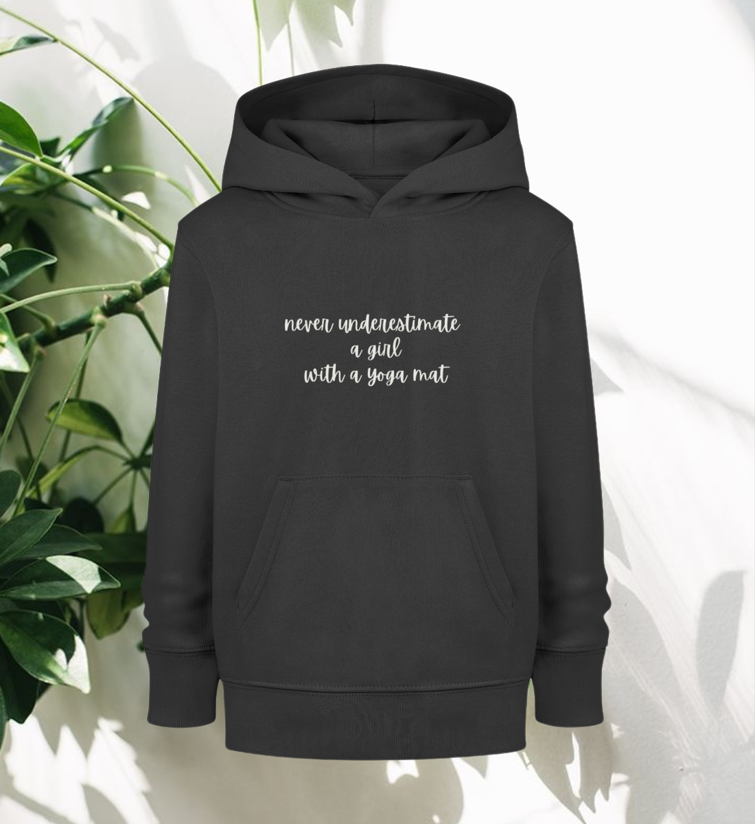 girl with a yoga mat l kinder yoga hoodie l bio pullover schwarz l ausgefallene yoga kleidung l nachhaltige yoga mode l fair fashion online shop