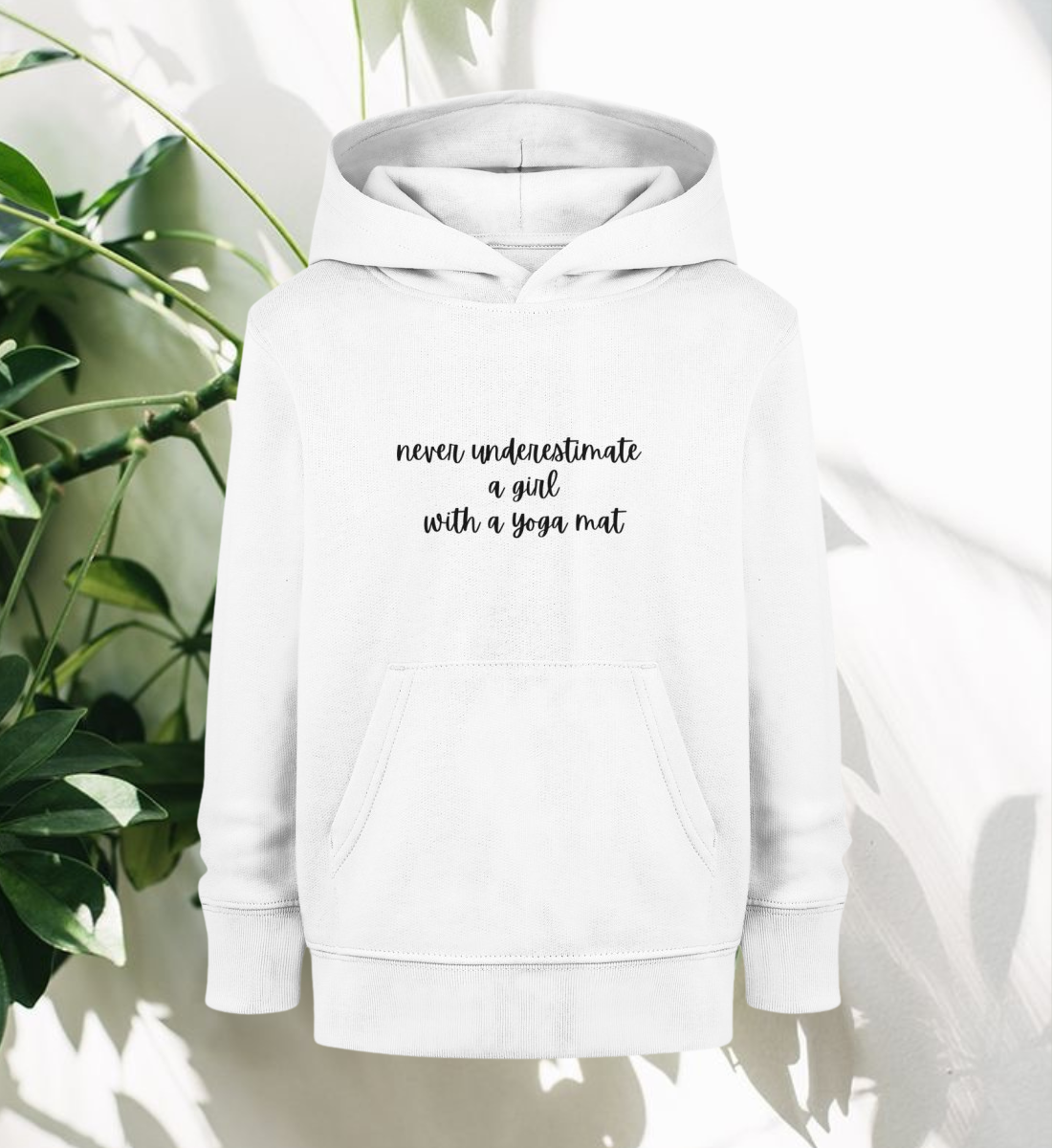 girl with a yoga mat l kinder yoga hoodie l bio pullover weiß l ausgefallene yoga kleidung l nachhaltige yoga mode l fair fashion online shop