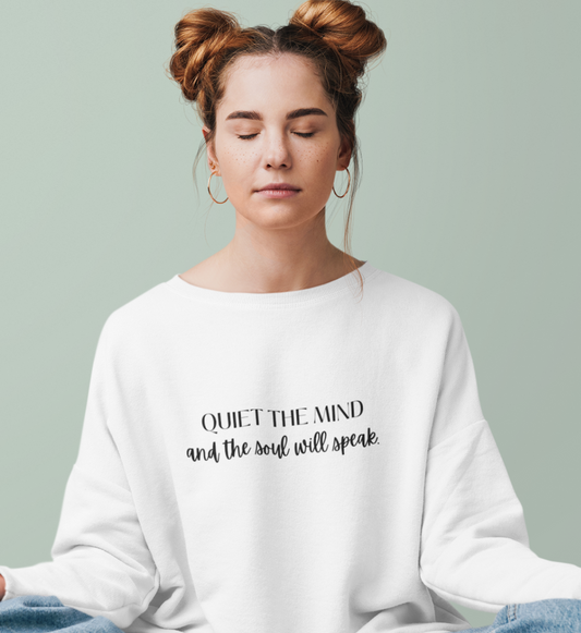 quiet the mind l yoga sweatshirt weiß l pullover bio-baumwolle l schöne yoga kleidung l fair und nachhaltig l yoga mode online shoppen