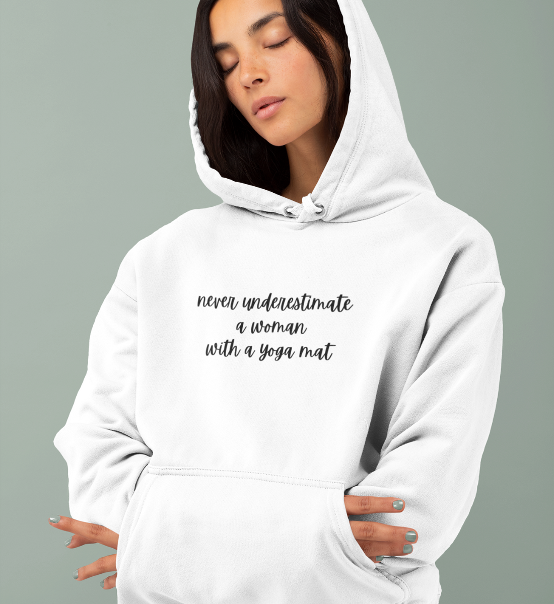 women with a yoga mat l yoga pullover l hoodie bio-baumwolle l nachhaltig und umweltfreundlich im alltag l faire und grüne mode online shoppen
