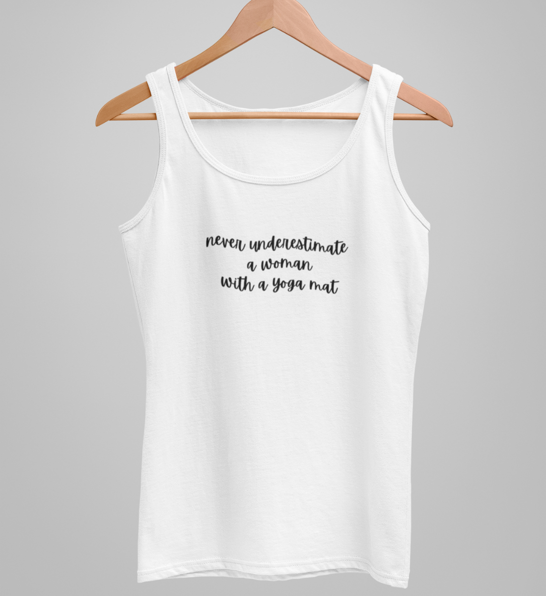 woman with a yoga mat l yoga tank top damen weiß l bio top l yoga kleidung bio-baumwolle l vegane mode online shoppen